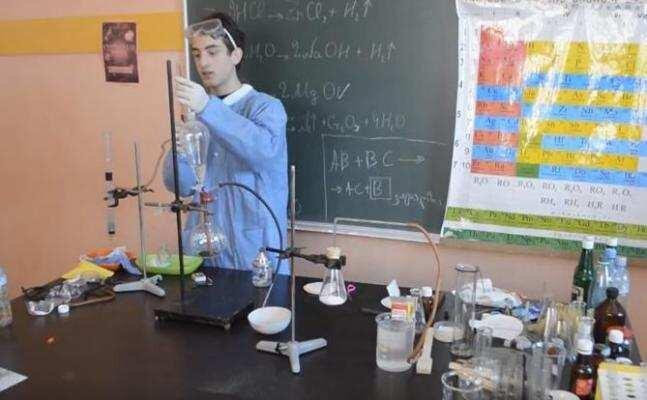 18 წლის ქიმიკოსი ქუთაისიდან, რომელიც სემინარებს უნივერსიტეტის სტუდენტებსა და პროფესორებს უტარებს